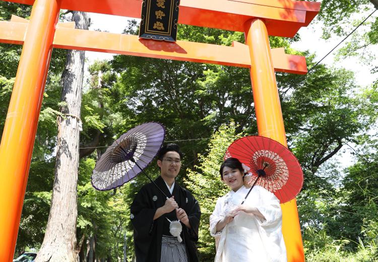 懐石料理 東洋館。挙式会場。鳥居の朱色と豊かな緑に花嫁の白無垢姿がよく映えます