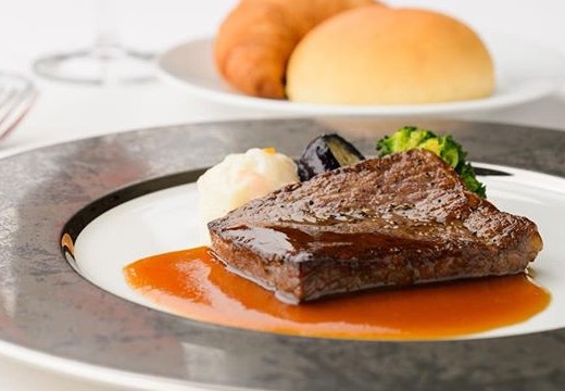 アインパルラ浦島。料理。柔らかい食感と芳醇な味わいを堪能できる肉料理