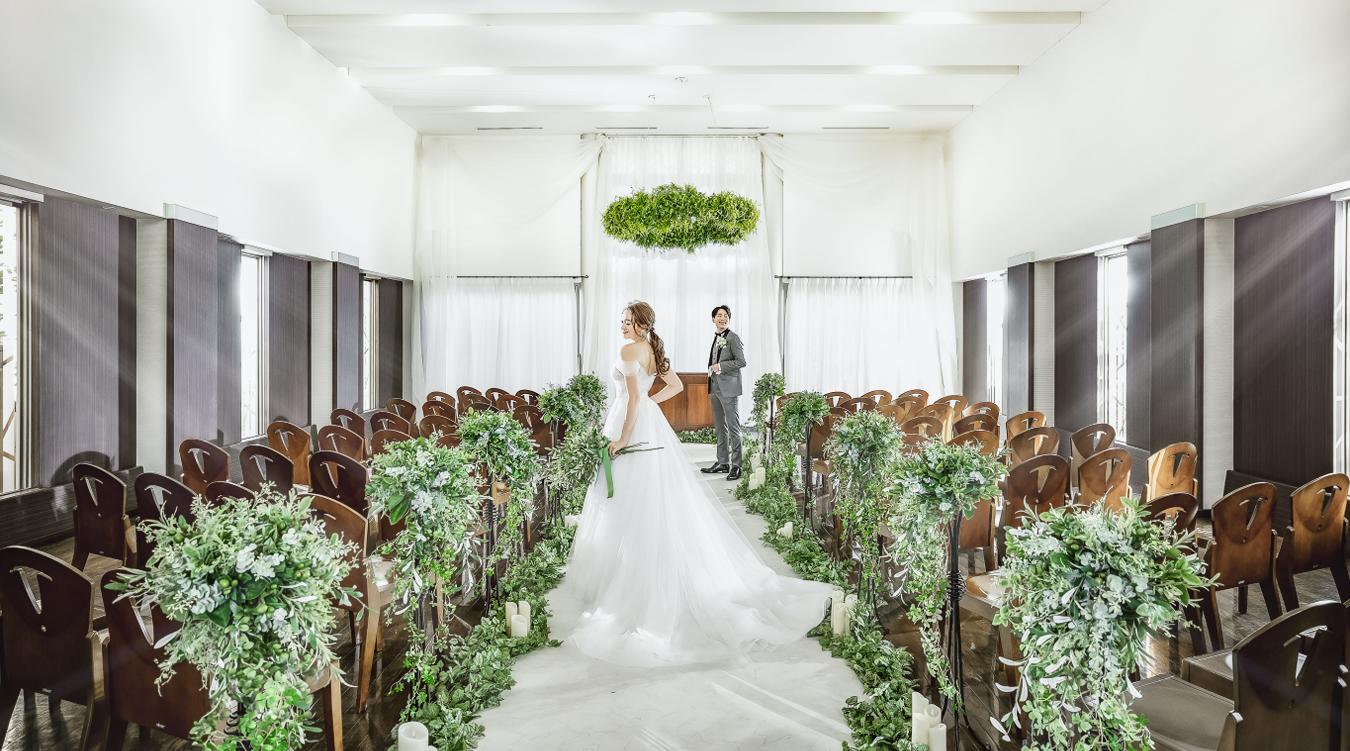 アインパルラ浦島。明るい自然光が差し込むナチュラルな雰囲気のチャペル。婚礼料理は奥深い味わいはもちろん美しい盛り付けも魅力です