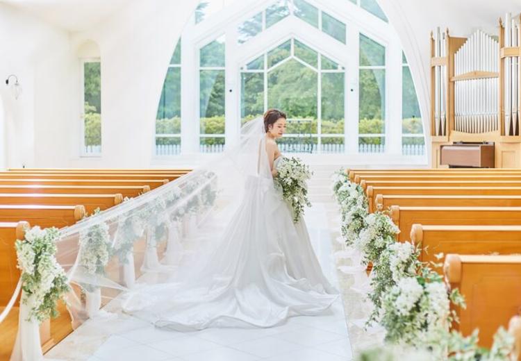 セントアクアチャペル仙台。挙式会場。30mもの大理石製バージンロードが花嫁の美しさを際立たせます