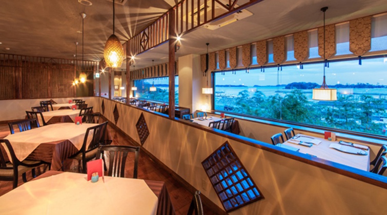 ホテル海風土。パーティー会場におすすめのレストラン『七海』。窓の向こうには松島湾のオーシャンビューが広がり、開放感を与えてくれます