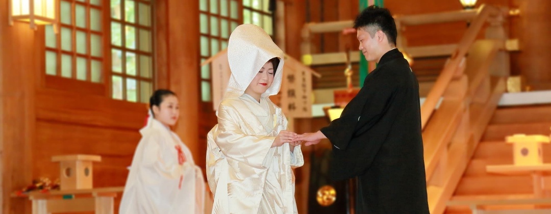 ANAホリデイ・イン仙台。挙式会場。家と家の結びつきを大切にした神前式。日本の伝統美に彩られた社殿を舞台に、厳かな挙式が叶います