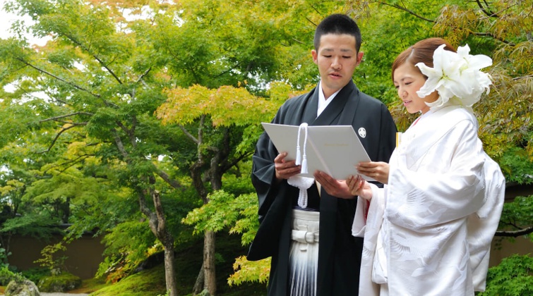円通院。江戸時代前期に造営された庭園で行う結婚式。親族や友人が見守るなか、これからの人生を共に歩む誓いの言葉を読み上げます