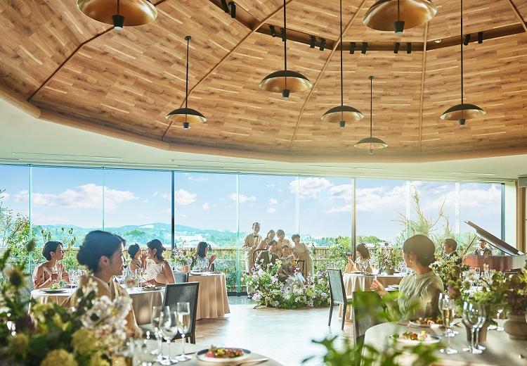 青龍荘。披露宴会場。木目のドーム型天井には上質感のあるペンダントライトが