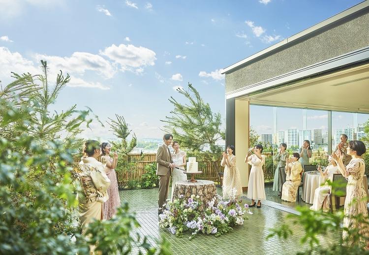 青龍荘。披露宴会場。青空の下で開放的な時間を過ごせるガーデンテラスが併設