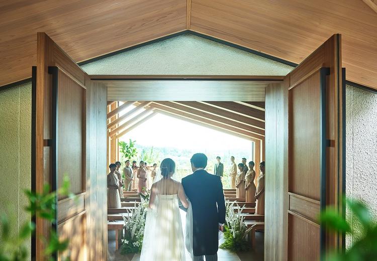 青龍荘。挙式会場。チャペルの扉をくぐると明るい光に包まれた空間が広がります