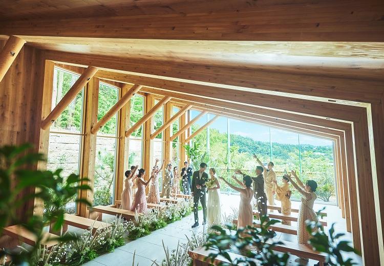 青龍荘。挙式会場。ゲストからのフラワーシャワーが退場シーンを彩ります