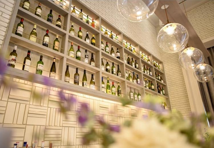 緑の迎賓館 ANGELINA(アンジェリーナ)。披露宴会場。フォトジェニックなバーカウンターでゲストにおもてなし