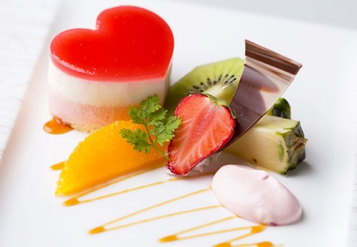 グランドホクヨウ。料理。見た目も可愛らしいデザートがコースを締めくくります