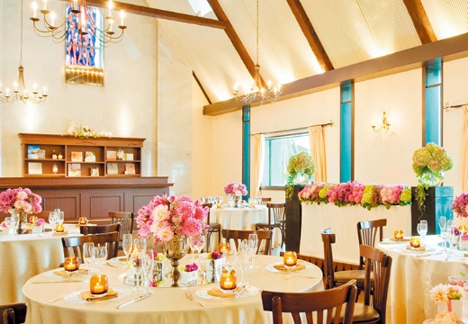 グランドホクヨウ。披露宴会場。アットホームな雰囲気の『エクレシア』は、42名まで着席可能