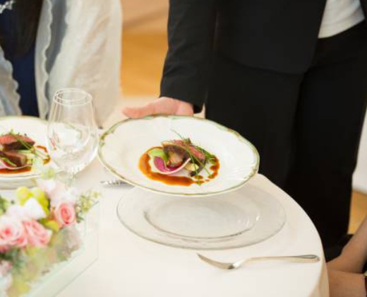 グランドホクヨウ。スタッフ。披露宴の進行に合わせ、最高のタイミングで料理を運ぶスタッフ