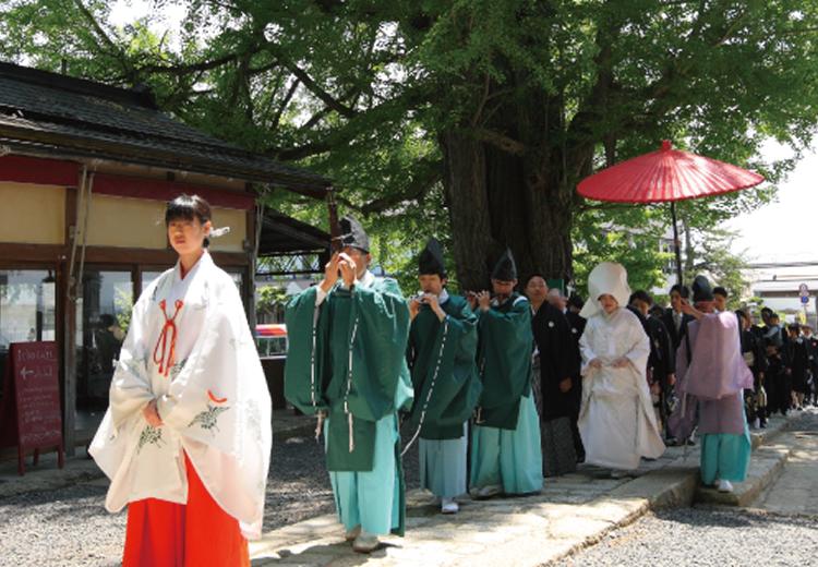 熊野大社 證誠殿。雅楽の音色に包まれながら緑深い境内を歩む参進の儀
