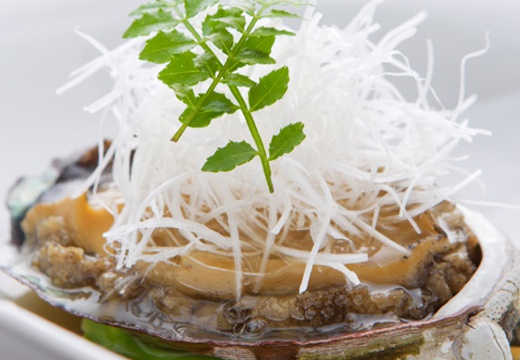 名月莊。料理。鮑などの高級食材を用いた、華やかな逸品も用意できます