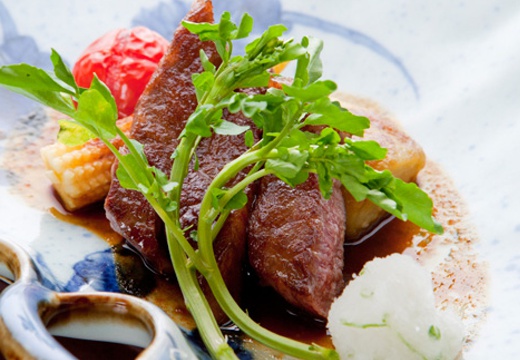 名月莊。料理。幅広い世代に喜ばれる味付けに仕上げられた、人気の肉料理