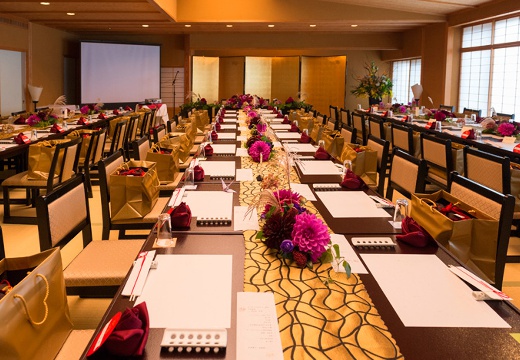 名月莊。披露宴会場。和室ながら椅子席が用意できるので、年配のゲストも安心です