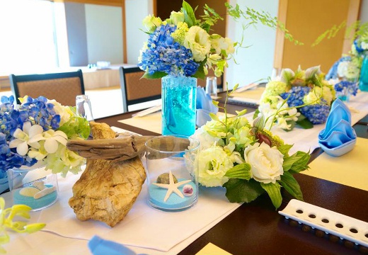 名月莊。披露宴会場。窓から柔らかな自然光が差し込み、明るい雰囲気に満ちた会場