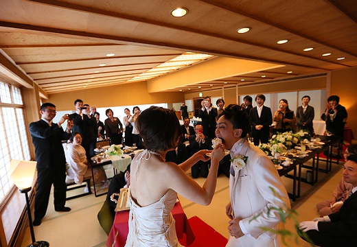 名月莊。披露宴会場。ケーキ入刀やファーストバイトなどの定番演出も取り入れられます