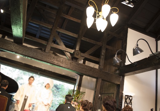 名月莊。挙式会場。歴史を感じられる木の梁とシャンデリアが美しく調和します