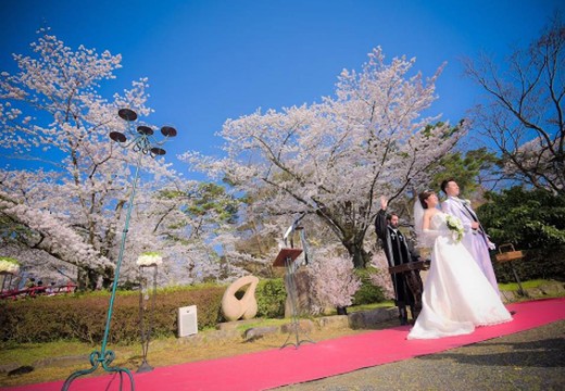 グランシア須賀川。挙式会場。桜や紅葉など四季を感じる『翠ヶ丘公園』のセレモニー