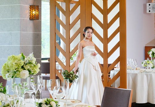 裏磐梯高原ホテル。披露宴会場。花嫁姿が映えるシンプルで洗練されたデザインの会場
