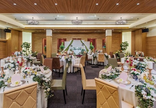 エルティ ウェディング・パーティ エンポリアム。披露宴会場。100名迄の『ハートン』は結婚式に相応しい華やかな会場