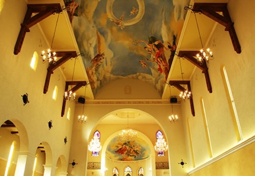 ブライダルタウン・コリーナ。挙式会場。見上げると、天井に描かれた壮大なフレスコ画に圧倒