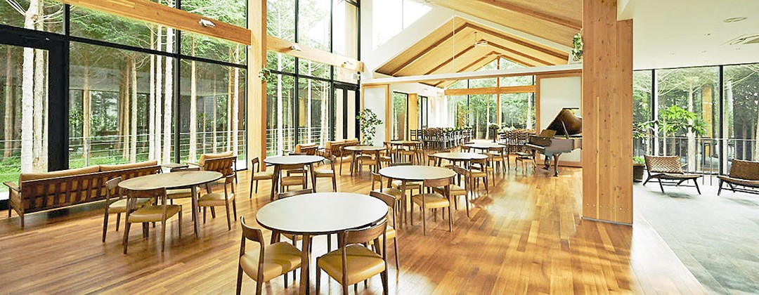 空の庭。挙式会場。一万坪もの美しい森に包まれる『チャぺル「ブローニュの森」』。全面ガラス張りになっているので、温かな自然光が差し込みます