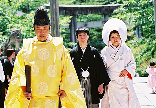 空の庭。挙式会場。和装の挙式に憧れる二人なら、提携神社での神前式がおすすめ