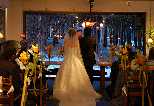 空の庭。挙式会場。雪が周囲の森を白く染める、冬の結婚式も魅力的です