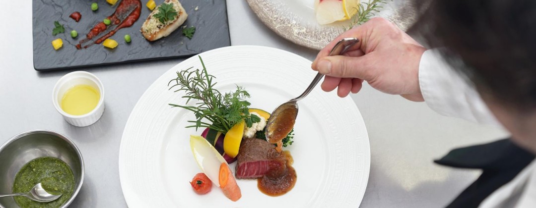 アニエス会津。料理。会津の食材をふんだんに用いた、地元愛あふれるオリジナルの創作料理。料理に合わせて、ドリンクも豊富に用意されています