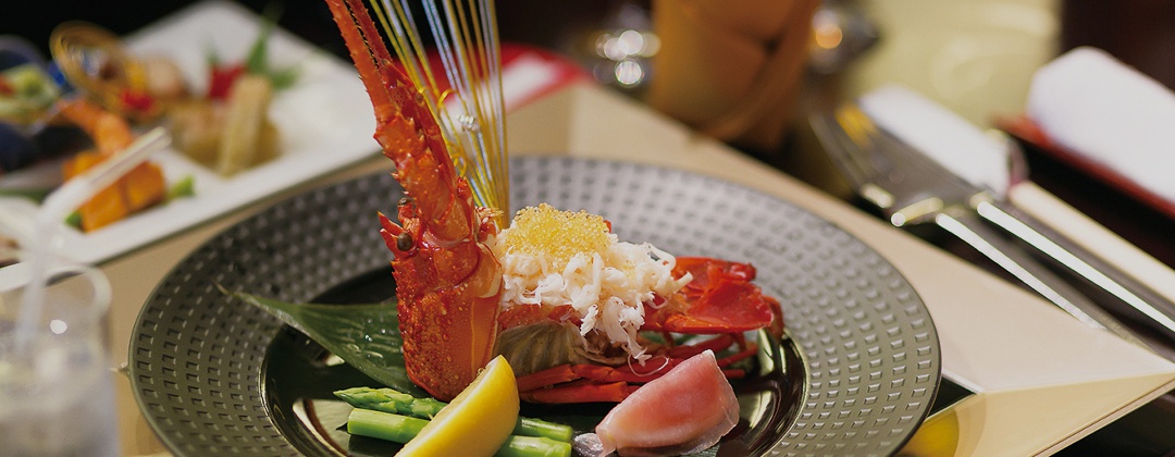 四季彩一力 ブラッサムガーデン。料理。ハレの日にふさわしい華やかな食材も使った一皿。素材の良さを活かすため、化学調味料を一切使用しないのも特徴的です