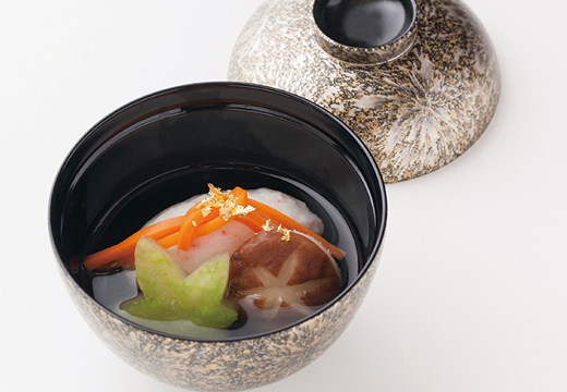 四季彩一力 ブラッサムガーデン。料理。丁寧に引いたダシを用いた、「日本料理の華」の椀物