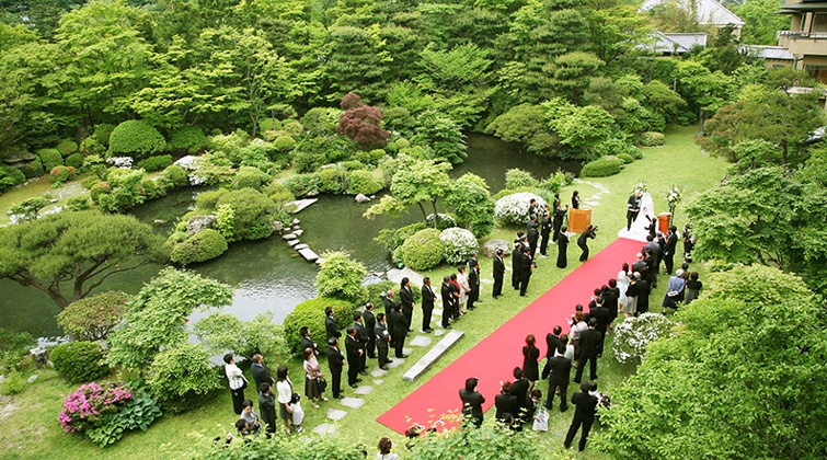四季彩一力 ブラッサムガーデン。広大な日本庭園を舞台にした人前式。豊かな緑に囲まれた会場で、ゲストとの絆も実感できる挙式を実現できます