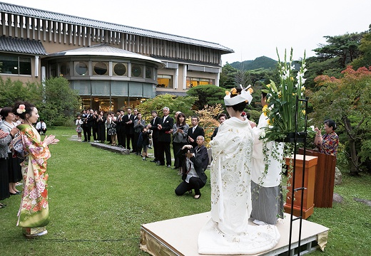 四季彩一力 ブラッサムガーデン。挙式会場。美しく手入れされた芝生の上で、開放的な挙式が叶う日本庭園
