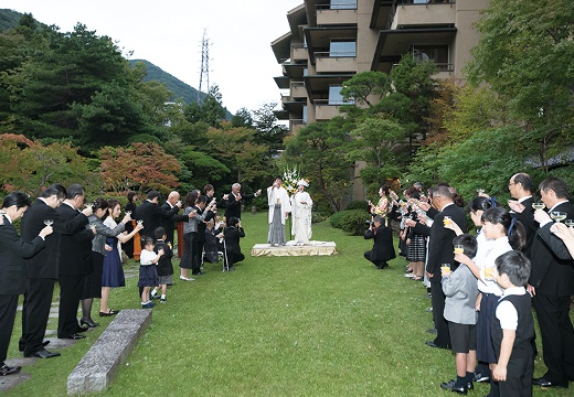 四季彩一力 ブラッサムガーデン。挙式会場。四季折々の自然に囲まれながらの挙式はゲストの印象にも残ります