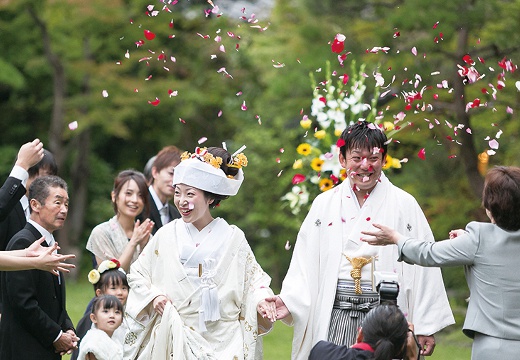 四季彩一力 ブラッサムガーデン。挙式会場。ゲストの祝福に包まれて行う、華やかなフラワーシャワー