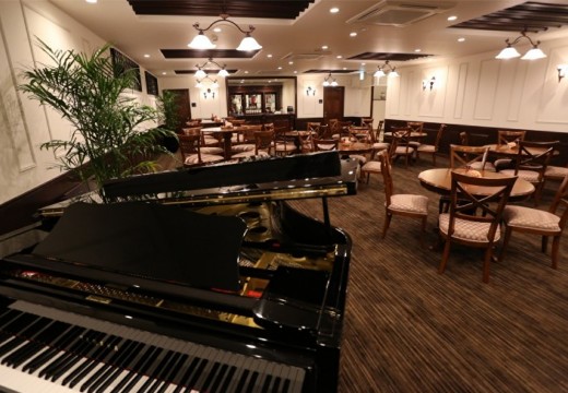 ブライマリーコート。披露宴会場。ゲストラウンジにはピアノやバーカウンターも完備されています