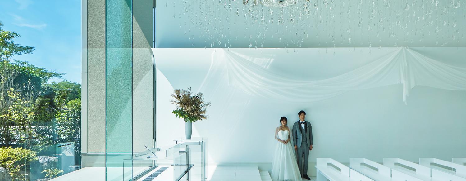 KORIYAMA MONOLITH(郡山モノリス)。挙式会場。たっぷりの陽光が射し込み、新郎新婦を引き立てる『クリスタルチャペル』。最大100名まで着席可能です