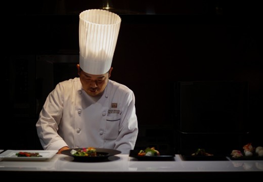 KAI KORIYAMA(廻 郡山)。料理。オープンキッチンから一番美味しいタイミングで料理を提供