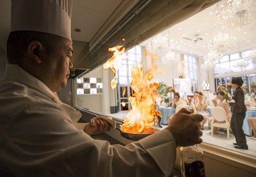 アメリーモンシュシュ。料理。美味しそうな香りが漂うオープンキッチンから出来立てをサーブ