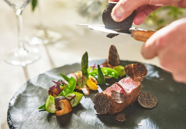 &MINORIE(ミノリエ)。料理。オープンキッチンから漂う香りにゲストの期待が高まります