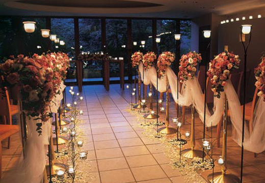 SANNOMARU HOTEL（三の丸ホテル）。挙式会場。ナイトウェディングでは、柔らかな灯りに浮かぶガーデンが幻想的