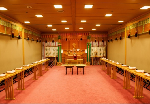 水戸京成ホテル。挙式会場。艶やかな和の装いが映える神殿は、和の結婚式を夢見る花嫁に人気