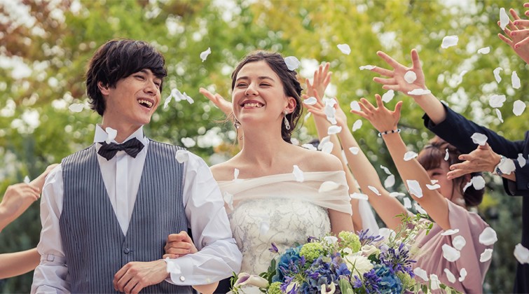 ホテル日航つくば。ゲストからのフラワーシャワーで歓喜に包まれるアフターセレモニー。婚礼料理は伝統の味を堪能することができます