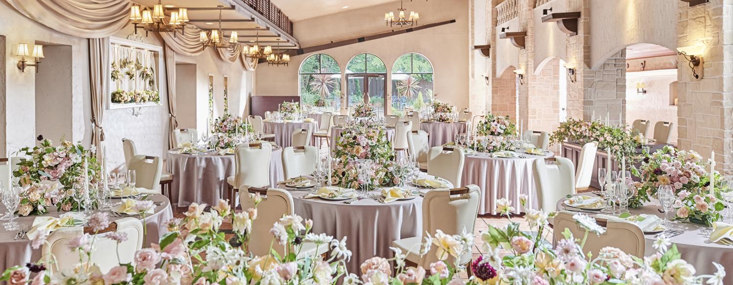 ディアズ水戸スパニッシュガーデン。披露宴会場。コーディネートする花やグリーンによって、可愛らしくもスタイリッシュにも雰囲気を変えることができます