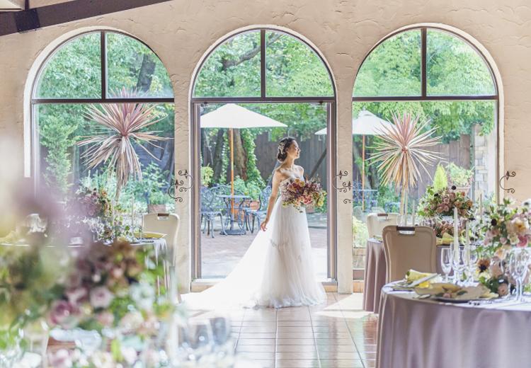 ディアズ水戸スパニッシュガーデン。披露宴会場。窓に広がる緑の景色や柔らかな陽光が花嫁を美しく見せてくれます