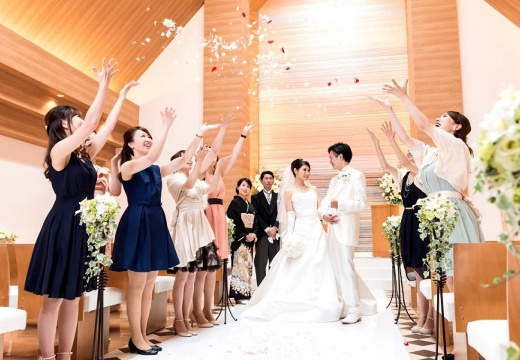 ホテル・ザ・ウエストヒルズ・水戸。挙式会場。アフターセレモニーには、フラワーシャワーの演出も人気