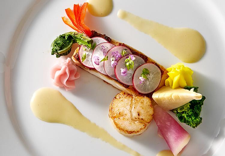 ウエディングヒルズ アジュール。料理。季節感を大切にした美しい料理がテーブルに華を添えてくれます