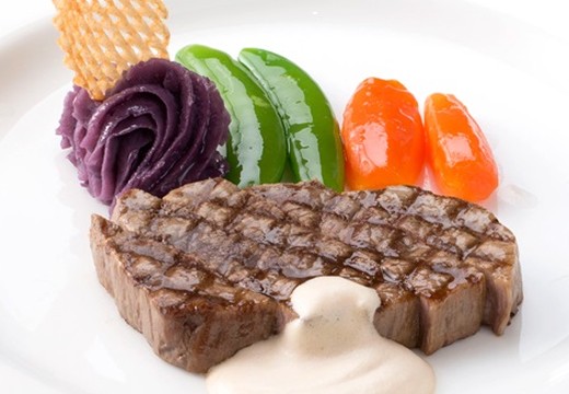 鹿島セントラルホテル。料理。地元の厳選牛を用いたステーキは、豊かな味わいが評判です