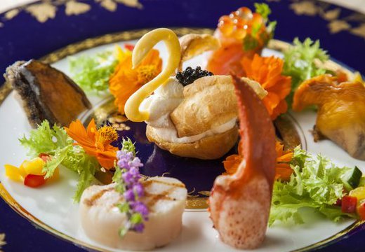 ARCHE(アルシェ)。料理。シェフの細やかな手仕事が光る、美しい盛り付けにも注目